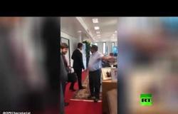 "مصافحة" فريدة بين وزير روسي وأمين عام "أوبك"