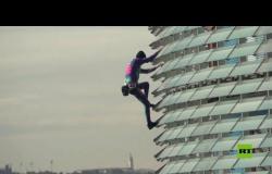 سبايدرمان الفرنسي يتسلق قمة مبنى ارتفاعه 38 طابقا في برشلونة