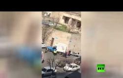 إيران.. المارة يتركون سائق شاحنة ملقى على الأرض خوفا من كورونا