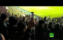 روسيا .. لاعبون يوقفون مباراة لفك شجار بين المشجعين