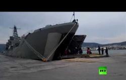 سفينة حربية يونانية تأوي لاجئين إلى أوروبا