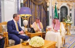 الملك سلمان يبحث القضايا الإقليمية والدولية مع وزير خارجية بريطانيا