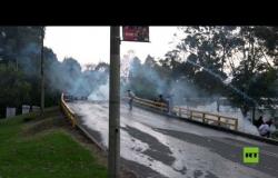 الشرطة تطلق غازا مسيلا للدموع لتفريق الطلاب في كولومبيا