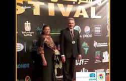 لحظة دخول محمود حميدة على ريد كاربت في افتتاح مهرجان الأقصر للسينما الأفريقية
