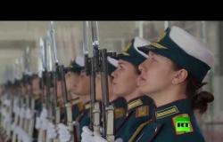 مجندات روسيات يستعدن لتقدم موكب العرض العسكري في يكاتيرينبورغ بمناسبة عيد النصر على النازية