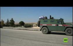 القوات الروسية تسير دورياتها على الطريق السريع M5 ، خارج مدينة سراقب شرق جنوب محافظة إدلب.
