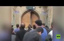 مواطنون يحطمون باب مزار ديني في قم احتجاجا على إغلاقه في إيران