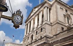بنك إنجلترا يخفض معدل الفائدة ويعزز مشتريات السندات باجتماع طارئ