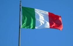 رئيس وزراء إيطاليا يرجح تمديد إغلاق البلاد وسط تصاعد الضحايا