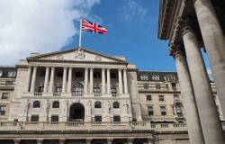 بنك إنجلترا يطالب المصارف بوقف توزيعات الأرباح ومكافآت المديرين