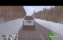 شاهد.. شرطي روسي يظهر مهاراته البهلوانية في مطاردة سيارة