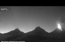كاميرات تسجل لحظة ثوران أعلى البراكين ارتفاعا في أورآسيا