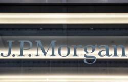 "جي.بي.مورجان" يرفع تصنيف الأسهم الأمريكية إلى "محايد"