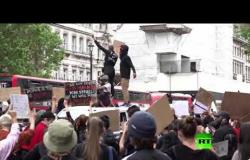 عشرات آلاف المتظاهرين يحتجون في لندن ضد العنصرية واشتباكات قصيرة أمام مقر رئيس الوزراء