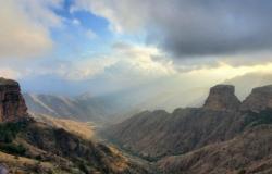 بالصور .. ماذا رأى مصور سعودي على حافة جبل في عسير؟