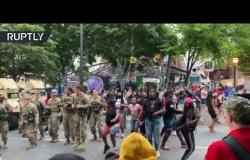 جنود الحرس الوطني الأمريكي يرقصون مع متظاهرين