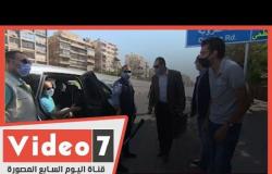 فيديو حصرى..الرئيس السيسى  يتوقف لإنقاذ مصاب فى حادث على الطريق