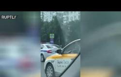 لحظة هجوم سائق تاكسي على شرطة مرور وسط موسكو