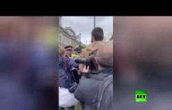 فيديو.. الشرطة تعتقل متظاهرا على خلفية تعرض موكب جونسون لحادث