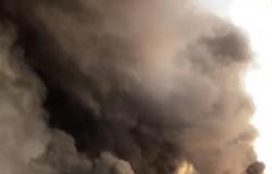 شاهد.. "مدني سكاكا" يباشر حريق هائل نشب بسوق الخضار المركزي