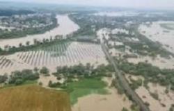 وضع حرج في 5 مناطق .. فيضانات عارمة تقتل 3 أوكرانيين وتشرد 800