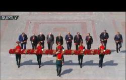 الرئيس بوتين والضيوف الكبار يضعون الزهور على ضريخ الجندي المجهول