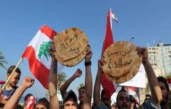اللبنانيون يقفون في طوابير للحصول على "ربطة خبز".. بالفيديو