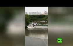 شاهد.. روسي يركب الدراجة المائية على شوارع مغمورة