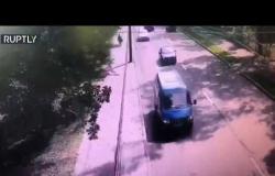 لحظة سقوط شجرة على سيارة أثناء سيرها في سان بطرسبورغ