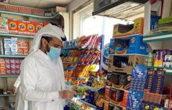 "بلدية بارق" تغلق مركز تسوق مخالف وتضبط مواد غذائية فاسدة