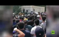 محتجون عراقيون يحاصرون جلسة مجلس الوزراء في البصرة