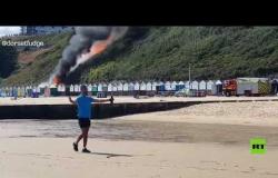 حريق كبير على أحد الشواطئ البريطانية