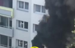 فيديو.. شاهد ما فعله طفلان بعد اشتعال النار في شقتهما بالطابق الثالث