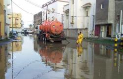 بحيرات في الشوارع.. "بلدية صبيا" تواصل عملها في إزالة آثار ومخلفات مياه الأمطار