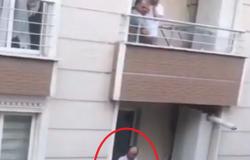 معركة الشرفة.. فيديو صادم لرجل تركي في نافذة منزله