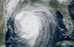 إعصار "لورا" يشتد قوة ويهدد السواحل الأمريكية قبالة "تكساس "و"لويزيانا"