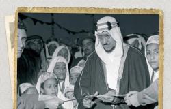 صورة تاريخية لافتتاح "الملك سعود " أول مدرسة بنتها "أرامكو" بالدمام