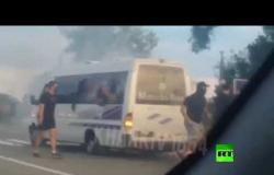 فيديو صادم من أوكرانيا.. متطرفون يهاجمون حافلة بالأسلحة النارية ويضربون ركابها
