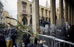 بالفيديو : محتجون يرشقون قوى الأمن في محيط البرلمان اللبناني بالحجارة