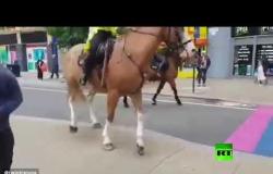 فيديو.. علم المثليين يثير رعب حصان الشرطة