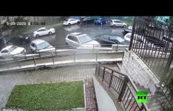 فيديو.. شاحنة تدمر أكثر من عشر سيارات أثناء حادث في خاباروفسك