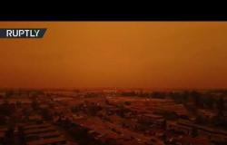 سماء مدينة أمريكية تكتسي اللون البرتقالي بسبب جرائق الغابات