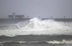 الإعصار "سالي" يهدد بسيول كارثية ودعوات حكومية للفرار