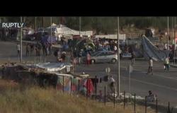 الشرطة اليونانية تنقل مهاجرين في جزيرة ليسبوس إلى مخيم مؤقت بعد حريق