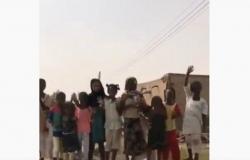 شاهد.. هتافات عفوية لأطفال سودانيين يرددون "يحيا الملك سلمان"