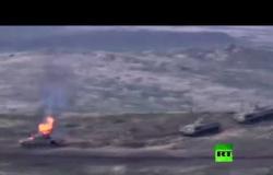 النيران تلتهم دبابة أذربيجانية أثناء تقدمها على خط التماس في قره باغ