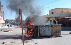 إغلاق طرق وإضرام نار بسيارة.. مقتل بائع صحف يثير احتجاجات في تونس