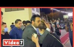 قبلة من ابن محمود ياسين على رأس ليلى أحمد زاهر فى عزاء والده
