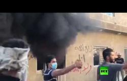 موالون للحشد يحرقون مقر حزب بارزاني في بغداد رداً على تصريحات قيادي فيه
