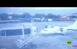 شاهد.. طائرة تصطدم بسلم ركاب في مطار كولومبي